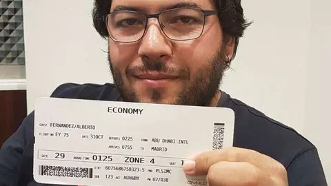 El deportista Alberto Fernández mostró en Twitter el billete de avión que puso fin a su incidente en Abu Dhabi.