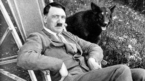 El genocida Adolf Hitler.