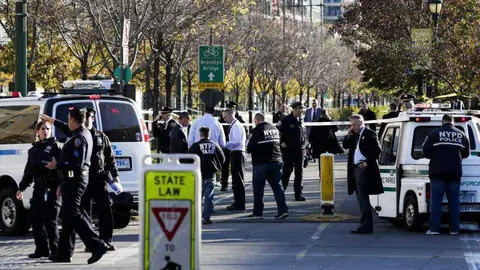 En la imagen de EFE, agentes estadounidenses en la zona donde ocurrió el atentado.