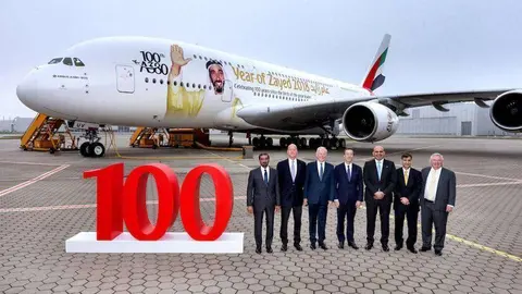 El Airbus A380 n&uacute;mero 100 de Emirates, en la ciudad alemana de Hamburgo.