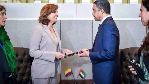 La canciller colombiana recibe la carta del gobernador de Dubai. (WAM)