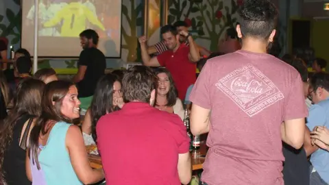Aficionados españoles en el Garden on 8 del hotel Media One de Dubai.