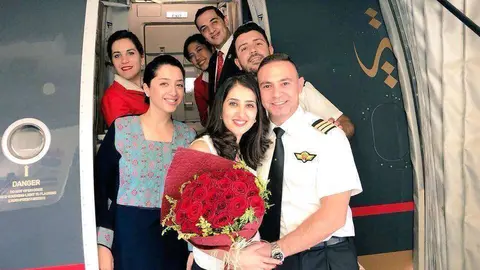 El piloto junto a su novia y el resto de la tripulación. (Facebook)