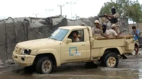 Un vehículo oficial vigila la entrada en el cuartel general de Adén. (Twitter)
