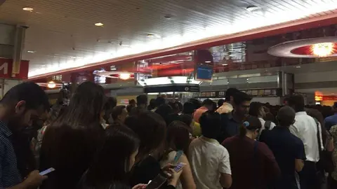 Largas colas de usuarios se produjeron en el Metro de Dubai. (Twitter)