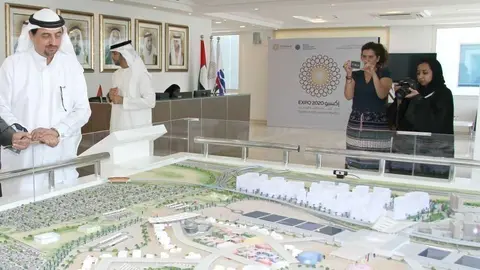Najeeb al Ali, director ejecutivo de la Expo 2020 de Dubai, contempla una maqueta del recinto expositivo. (EL CORREO)