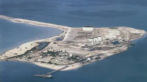 Plataforma petrolera situada en Mubarraz Island al oeste de Abu Dhabi. (EL CORREO)