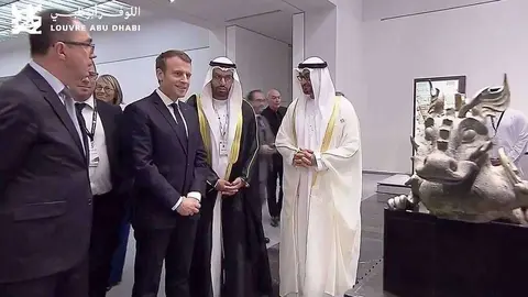 Macron, junto a autoridades emiratíes, durante el recorrido por las galerías del Louvre Abu Dhabi en 2017. (Louvre Abu Dhabi)