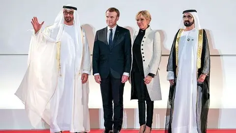 De izquierda a derecha, el príncipe heredero de Abu Dhabi, el presidente francés y su esposa y el vicepresidente de Emiratos. (@emaratalyoum)