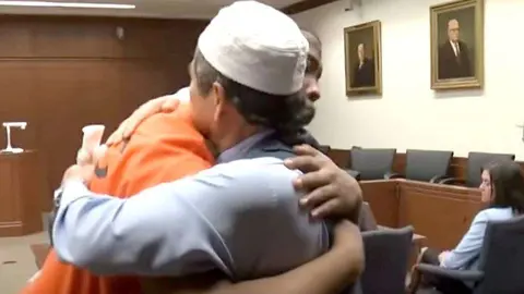 Momento en el que el padre musulmán abraza al sentenciado por la muerte de su hijo. (Ilmfeed)