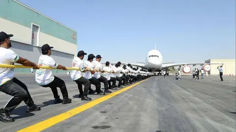 Oficiales de la Policía de Dubai arrastran el Airbus A380 de Emirates. (@DXBMediaOffice)
