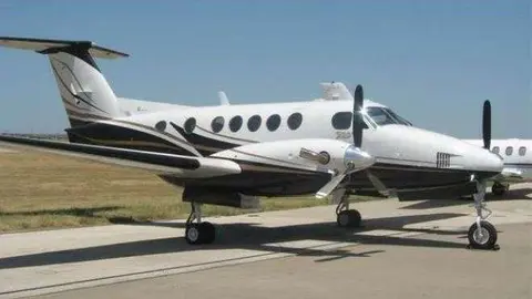 Una imagen de un avión siembra nubes.