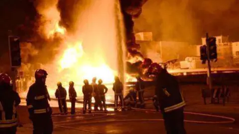 Bomberos ante las llamas en Barhéin. (Ministerio del Inteior)
