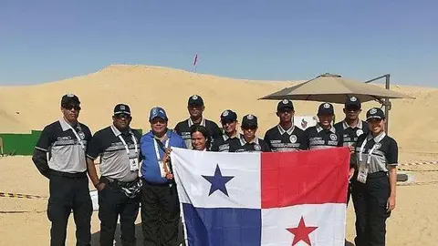El equipo de tiro panameño en una foto de familia en el desierto de EAU.