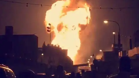 Explosión del acueducto en Bahrein a 15 kilómetros de Manama. (@zshi06)