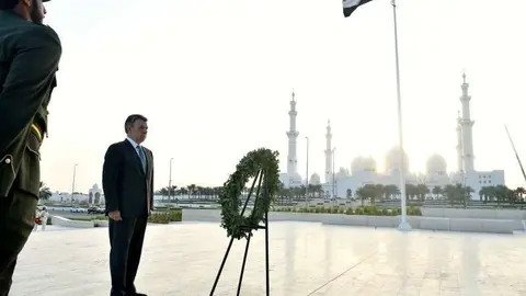 Juan Manuel Santos ante el Monumento a los Mártires de Abu Dhabi. (César Carrión)