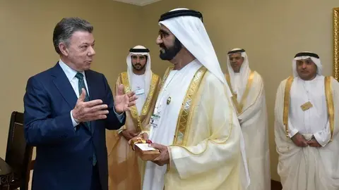 El presidente de Colombia conversa este domingo con el jeque Mohamed Bin Rashid Al Maktoum en presencia del jeque Hamdan. (César Carrión)