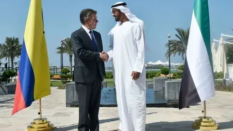 El presidente de Colombia y el príncipe heredero de Abu Dhabi se estrechan la mano en la Corniche de la capital de Emiratos Árabes. (Nelson Cárdenas)