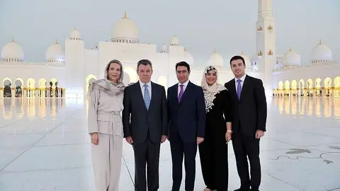 El presidente Juan Manuel Santos y famlia junto al embajador de Colombia en Emiratos Árabes y esposa en la Gran Mezquita Zayed de Abu Dhabi. (Manaf K. Abbas)