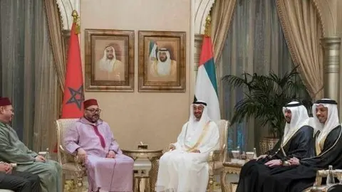 El presidente de EAU durante un encuentro con el rey de Marruecos. (WAM)
