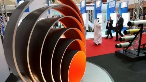 En la imagen de EFE visitantes durante ADIPEC en Abu Dhabi.