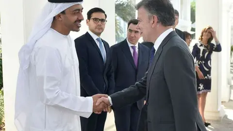 El presidente de Colombia saluda al ministro de Relaciones Exteriores emiratí