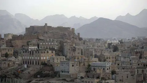 En la imagen de AP, la cadena montañosa que rodea Baydha, en el sudoeste de Yemen.