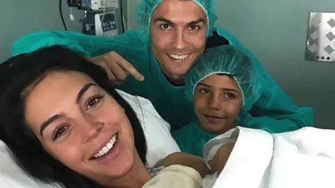 Cristiano Ronaldo subió a su perfil de Twitter una foto de familia.