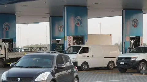 Automóviles repostando en una gasolinera de EAU. (EL CORREO)