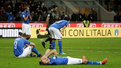 En la imagen de Reuters, los futbolistas italianos desolados tras decir adiós al Mundial.