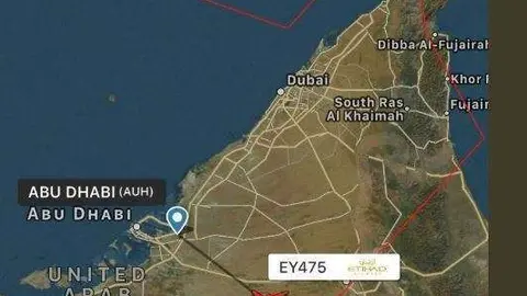 Una captura de pantalla del sitio web de seguimiento de vuelos flightradar, con el avión en color rojo.