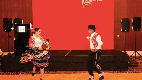 Bailarines profesionales realizan en Dubai danzas típicas de Perú. (ELCORREO)
