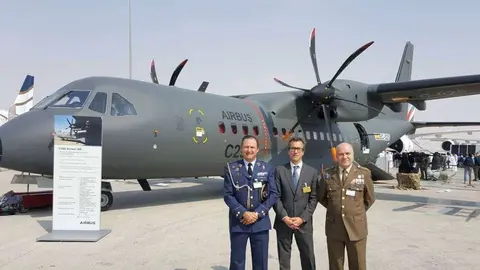El embajador de España en EAU junto a altos militares en el Dubai Airshow 2017.