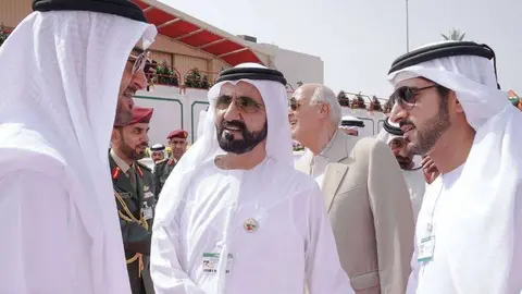 El gobernador de Dubai en el centro de la imagen, entre su hijo el jeque Hamdan y el príncipe heredero de Abu Dhabi.