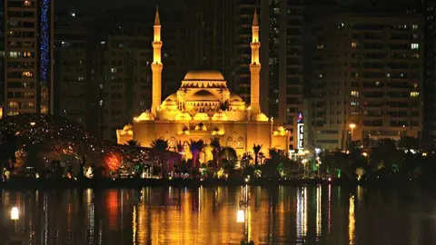 Mezquita iluminada en Sharjah. (EL CORREO)