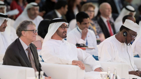 Bill Gates junto al príncipe heredero de Abu Dhabi durante el transcurso del foro. 