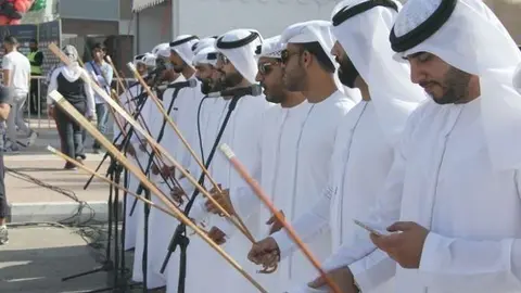 Las danzas tradicionales también estuvieron presentes en la etapa con final en Ras Al Khaimah. (EL CORREO DEL GOLFO)