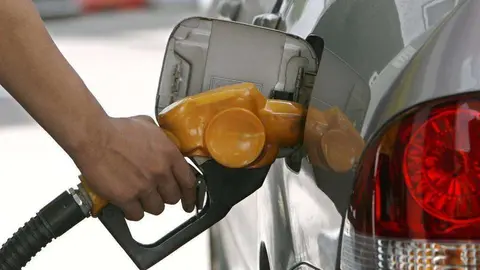 El precio de la gasolina se anuncia mensualmente en Emiratos.