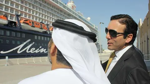 El ministro de Comerio Exterior de Ecuador observa un crucero en Mina Rashid en Dubai junto a Mohamed Al Mannaei, CEO de Mina Rashid. (EL CORREO)