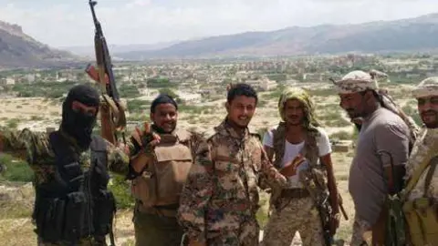 En la imagen de Facebook, fuerzas yemeníes celebran la expulsión de Al Qaeda en el sur de Yemen.