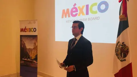 Maximiliano Rodríguez durante la presentación en la sede de la Embajada de México en Abu Dhabi. (ELCORREO)