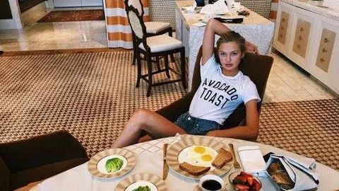La modelo holandesa Romee Strijd y sus tostadas de aguacate. (Instagram)