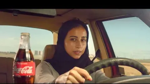 Una imagen del anuncio de Coca Cola en Arabia Saudita.