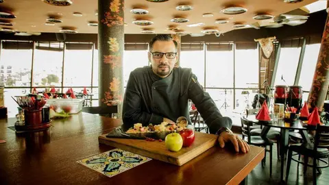 El chef Óscar León en el restaurante Casa de Tapas de Dubai. (Cedida)