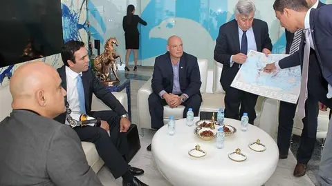 El ministro de Comercio -segundo por la izquierda- y varios miembros de su equipo explican en la empresa Naffco, situada en la zona franca de Jebel Ali de Dubai, la posición de Ecuador y sus posibilidades de inversión. (Rafael Pérez)