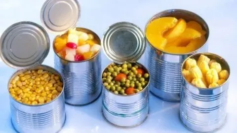 Una imagen de alimentos conservados en lata.