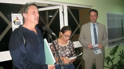 De izquierda a derecha, el fotógrafo Bert  Danckaert y el embajador de Bélgica. (Sergio Martínez)