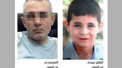 El niño Obaida Al Aqrabawi, junto a su presunto asesino.