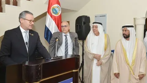 De izquierda a derecha, el ministro González Sanz, el embajador Francisco Chacón y autoridades emiratíes, en la inauguración de la Embajada de Costa Rica en Emiratos Árabes. (Manaf K. Abbas)