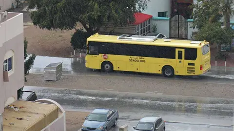 Autobús escolar bajo fuertes lluvias en Ras Al Khaimah. (EL CORREO)